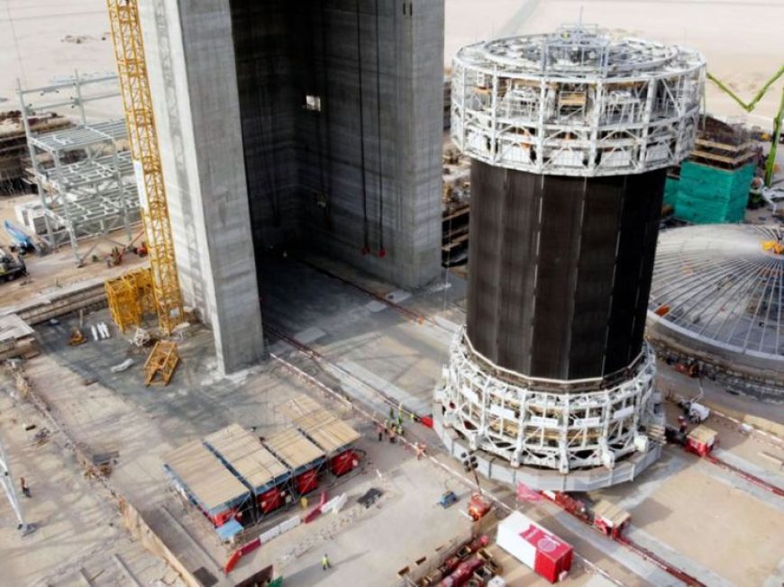 Skidding and lifting activity of a 2,000 ton Solar Plant MSR in Dubai (UAE)