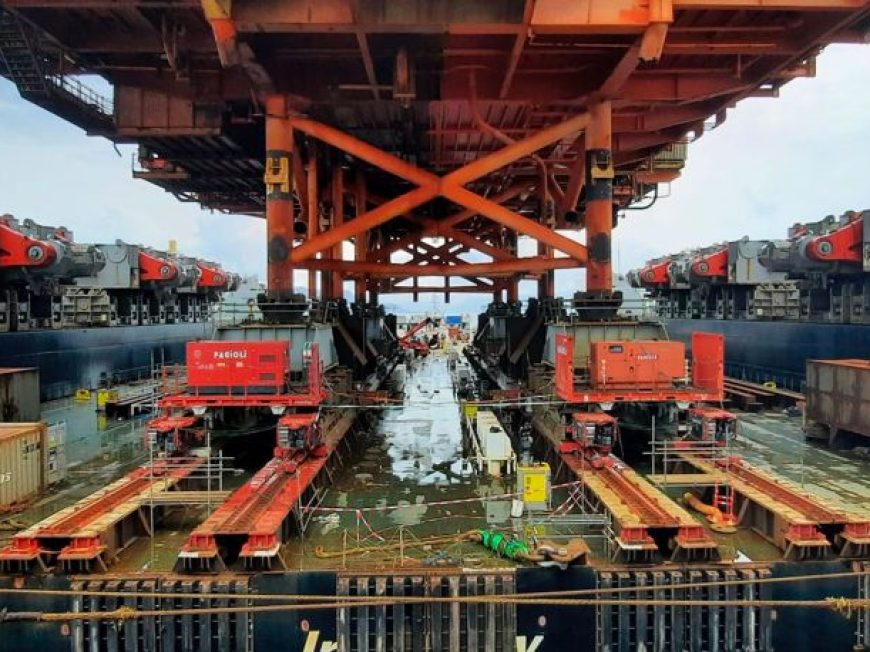 Load in of a 18,000 ton topside by means of push-pull system