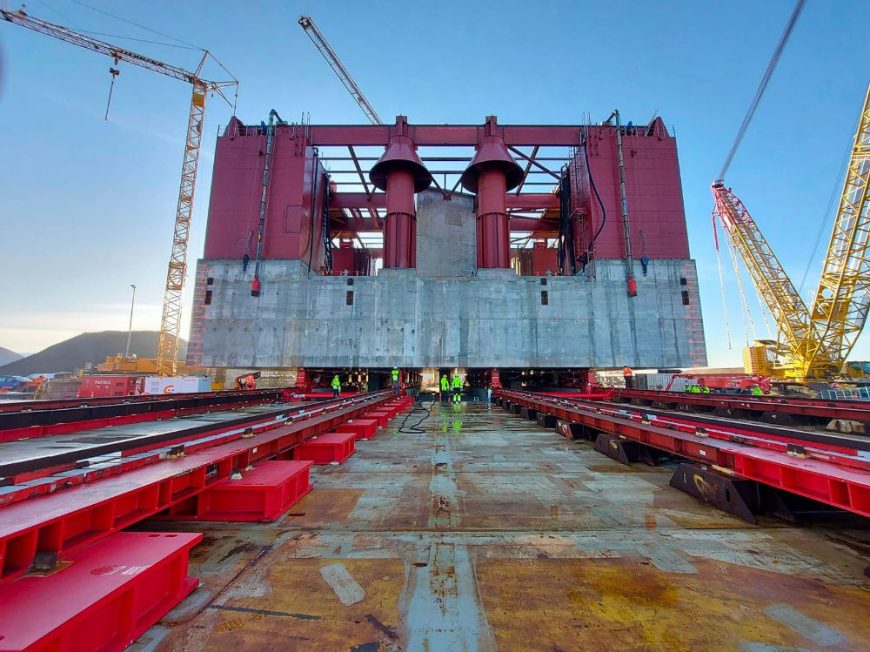 Load out of a 12,000 ton item by means of skid shoes