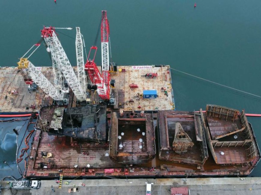 Recovery of Berkan B wreck by means of crawler cranes and barges