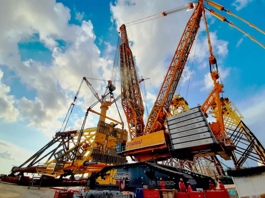 3,000 ton capacity crawler crane in action