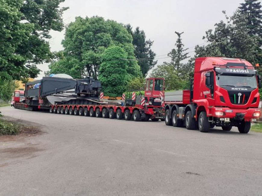 Heavy road transport of generator in Italy